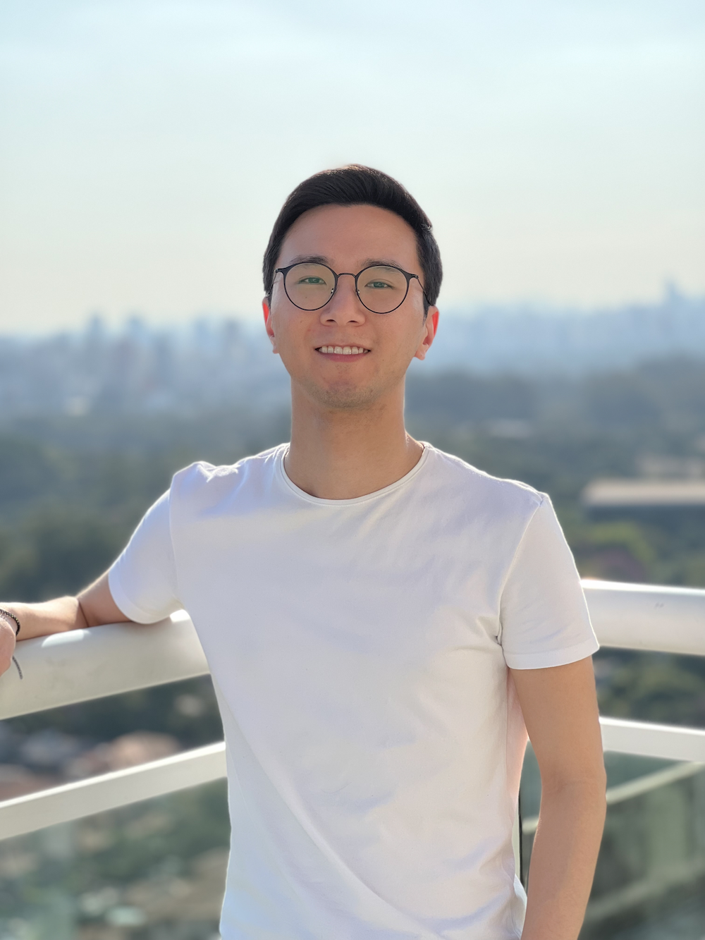 Fabio Yamashita profile picture - asian guy with glasses - blue sky background